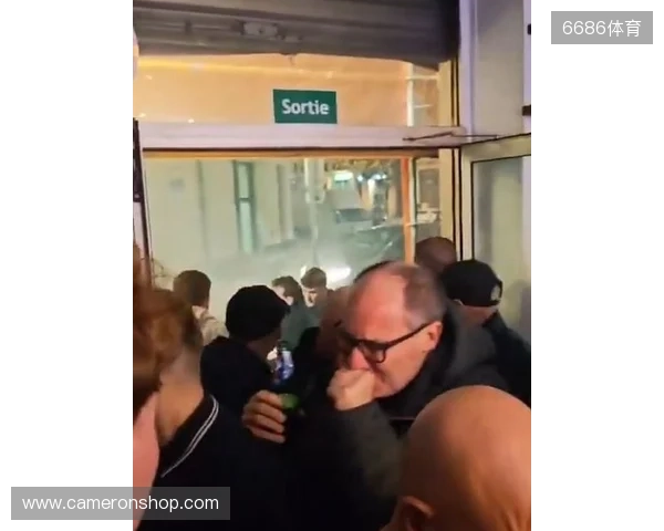 邮报：纽卡球迷在法国遇袭，被马赛球迷投掷催泪瓦斯